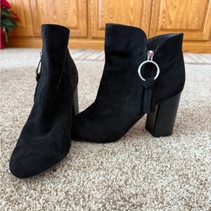 Elegant Black Heeled Boots with Zipper